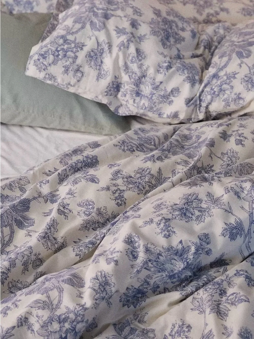 Blue Floral Toile Bedding Set full/queen